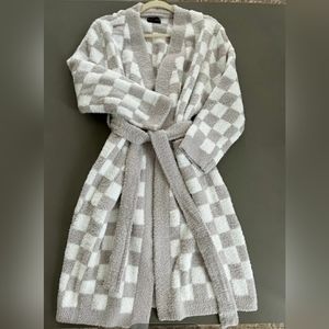 NEW Robe. Checkered pattern in grey and white. Large/Xlarge. New.